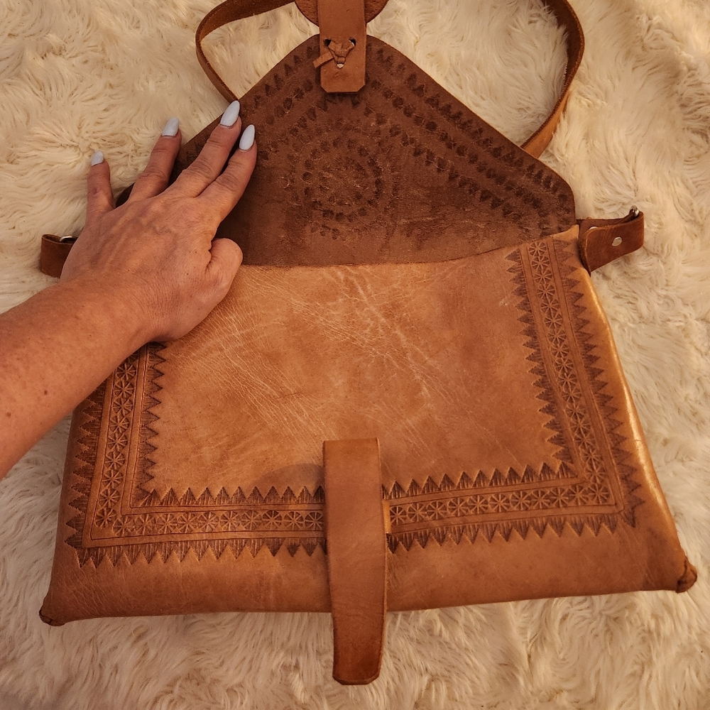 Handmade Leather Crossbody Shoulder Bag - Picture 9 of 14